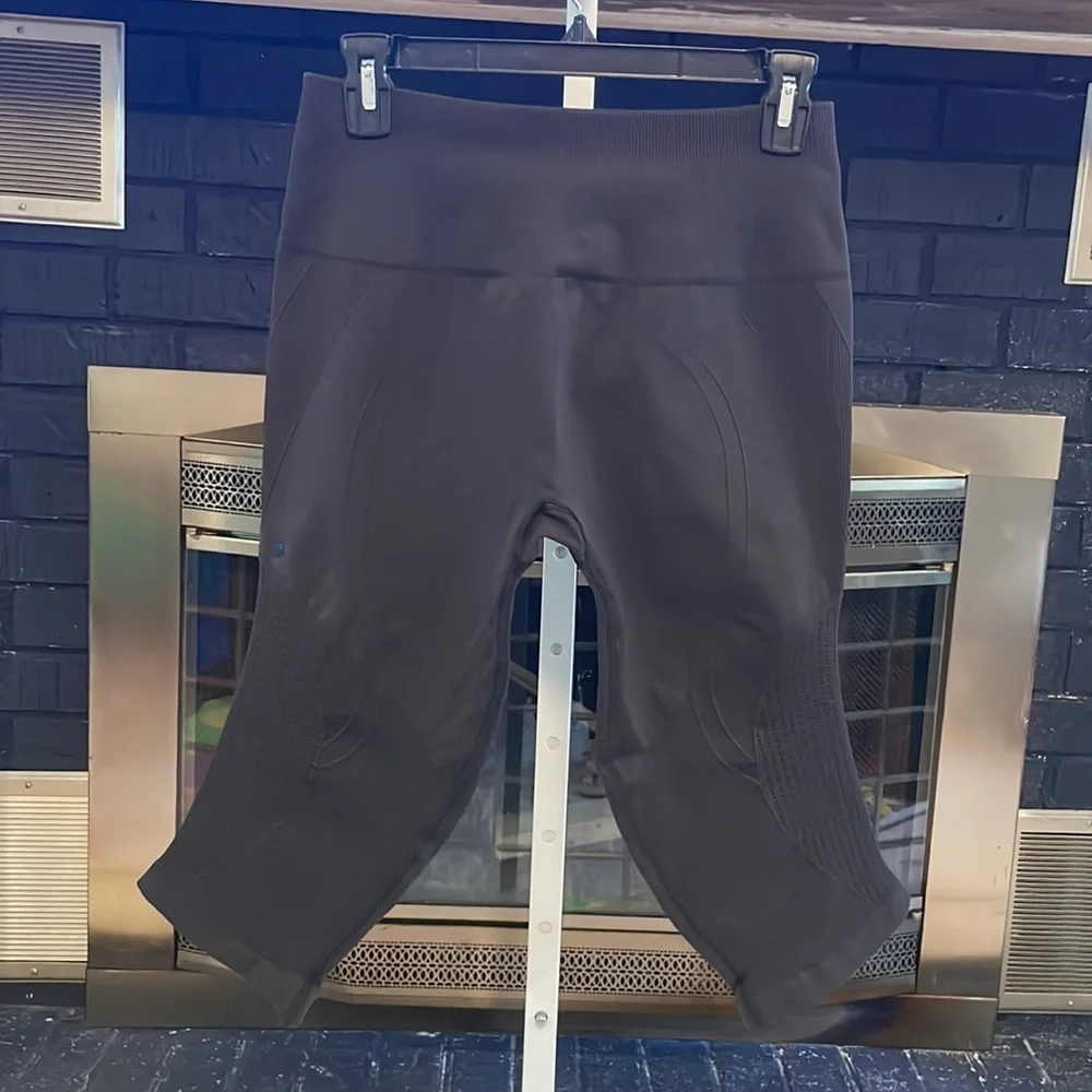 364 Lululemon Flow and Go Crops Sz 12 Black